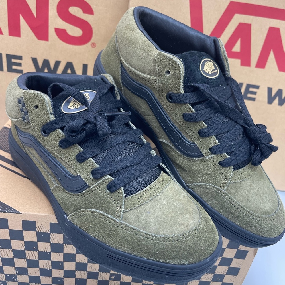 Vans Men’s Zahba Mid
Beatrice Domond Dark Olive Sneakers
VN000CBSDOL - Picture 10 of 16